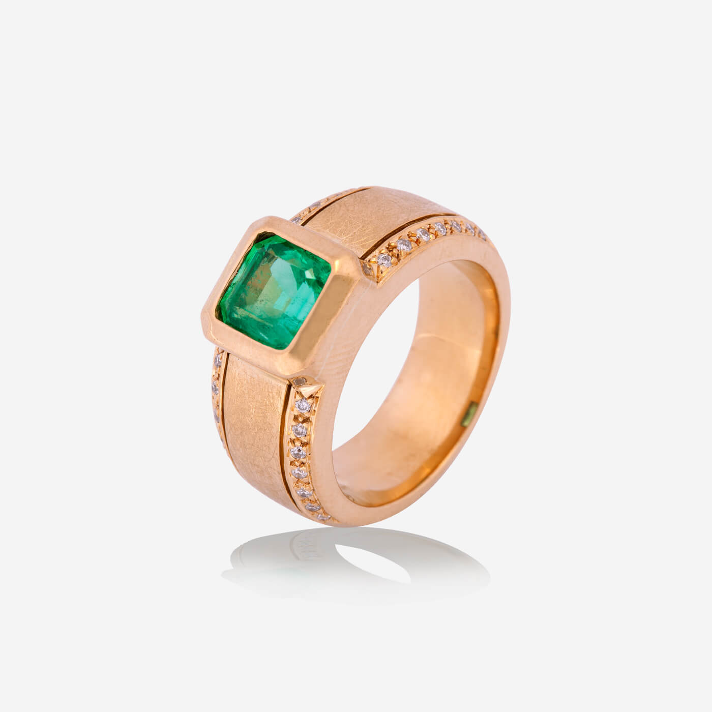Yellow Gold Middle Emerald With Side Diamonds Ring - Ref: RY03089