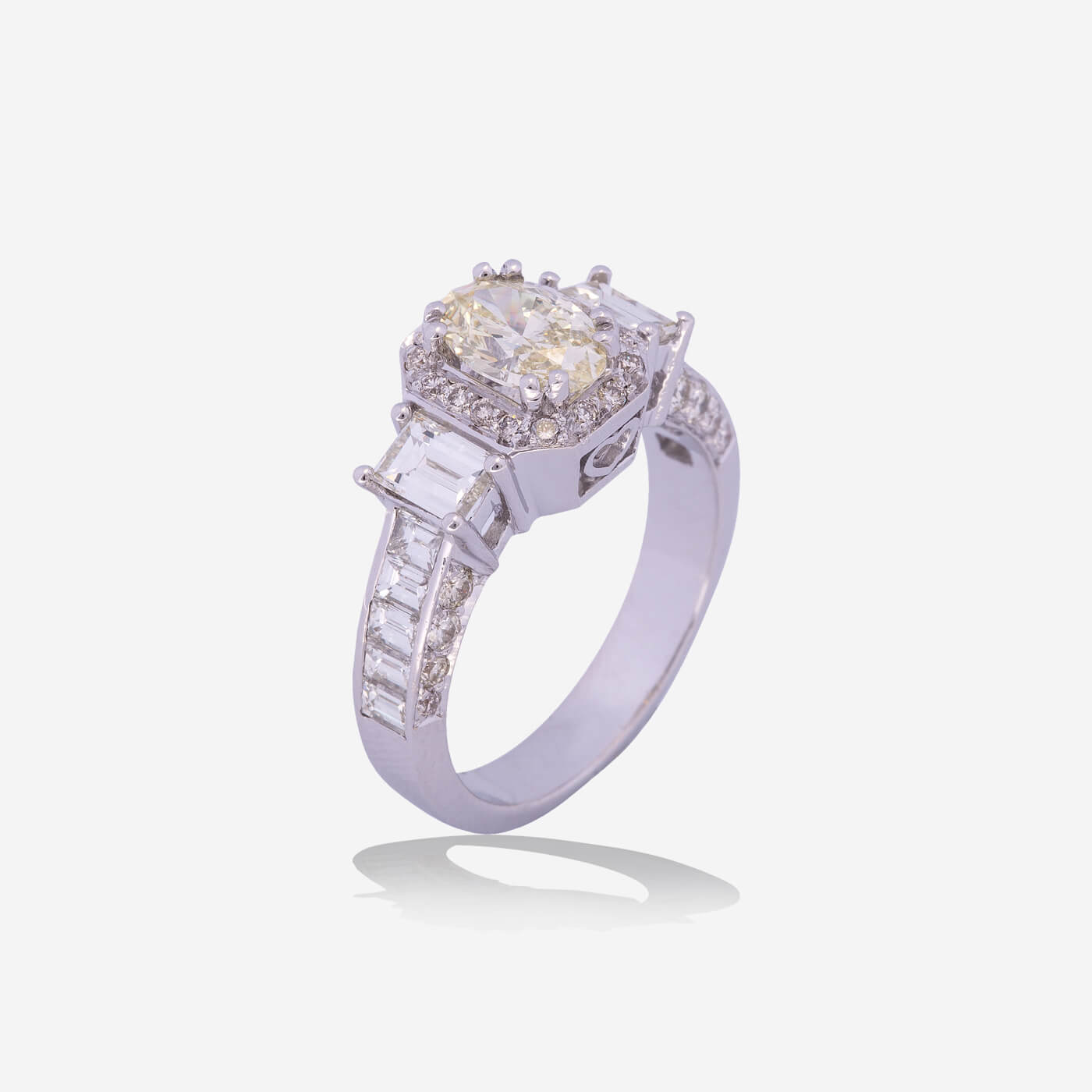 White Gold Oval Fancy With Diamonds Ring - Ref: RY04745